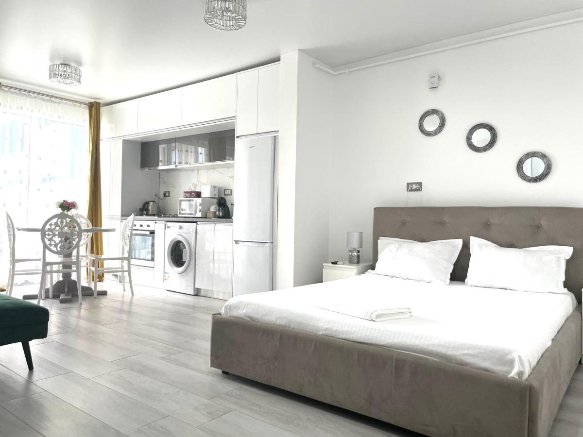 Dominic 2 Beds 1 Sofa Parking Pool Apartament By Alezzi Nord10 Apartment Navodari Exterior photo