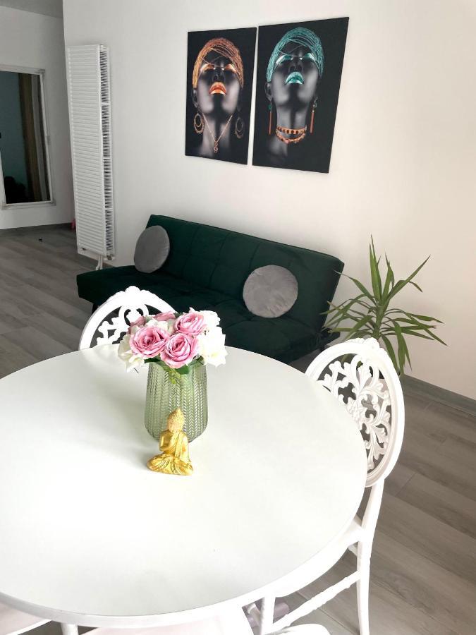 Dominic 2 Beds 1 Sofa Parking Pool Apartament By Alezzi Nord10 Apartment Navodari Exterior photo