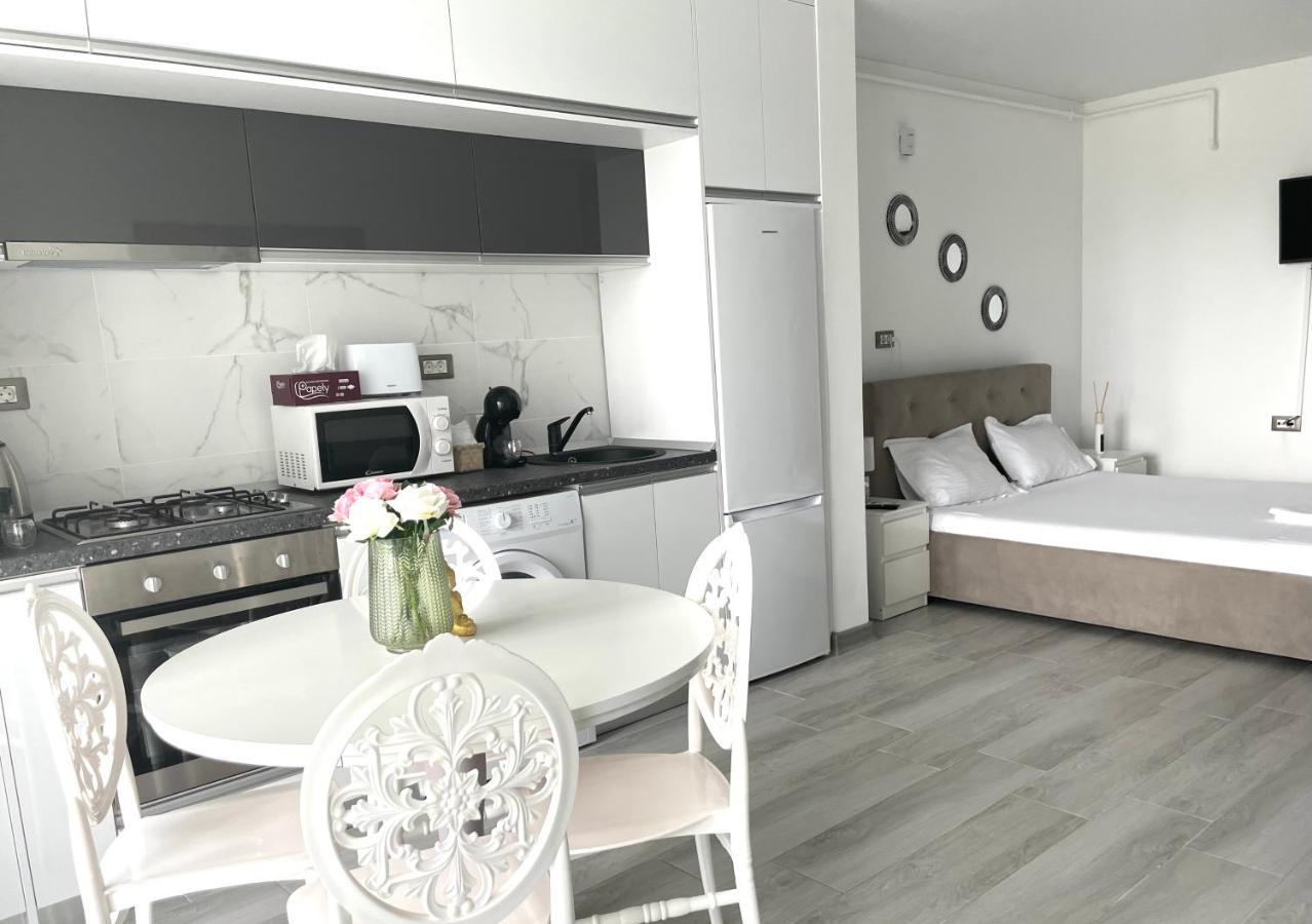 Dominic 2 Beds 1 Sofa Parking Pool Apartament By Alezzi Nord10 Apartment Navodari Exterior photo